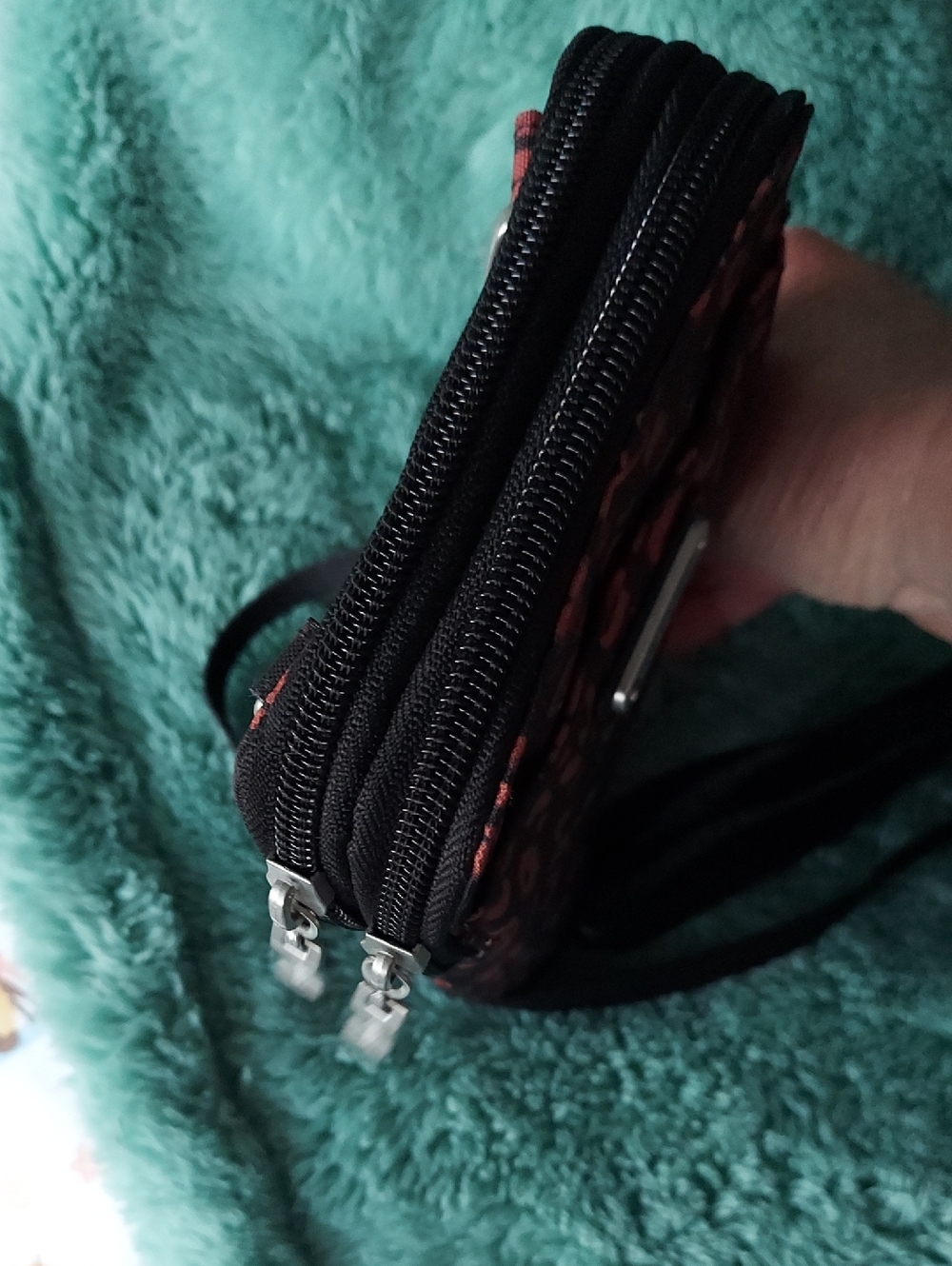 Baggallini Crossbody With RIFD - Picture 3 of 9